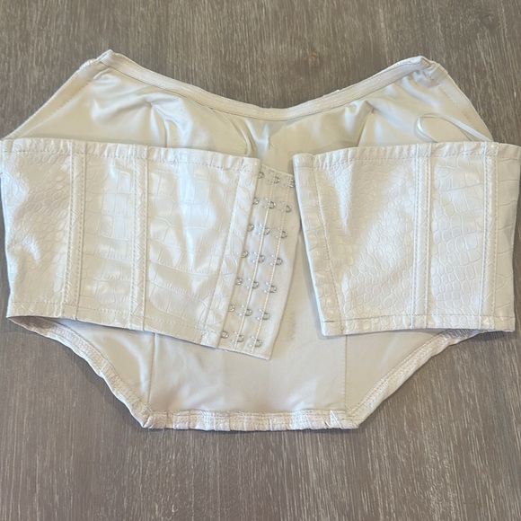 Crocodile style white tube top super comfy and cute 🥰 - Picture 2 of 2